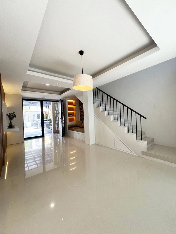 Rumah BARU GRESS !!! di Dian Istana Cluster Mocca Vrbana Surabaya Barat, Minimalis, 2 Lantai, Semi Furnished, SIAP HUNI !!!