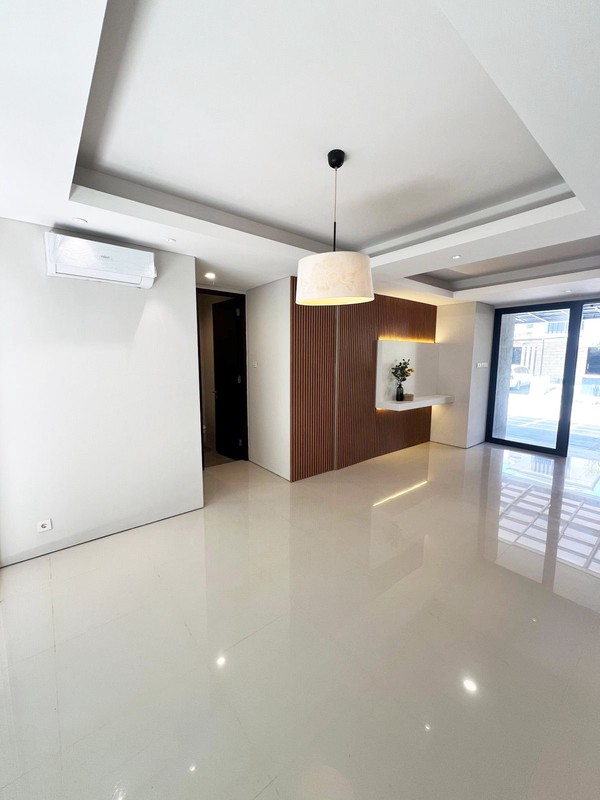 Rumah BARU GRESS !!! di Dian Istana Cluster Mocca Vrbana Surabaya Barat, Minimalis, 2 Lantai, Semi Furnished, SIAP HUNI !!!