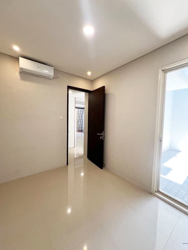 Rumah BARU GRESS !!! di Dian Istana Cluster Mocca Vrbana Surabaya Barat, Minimalis, 2 Lantai, Semi Furnished, SIAP HUNI !!!