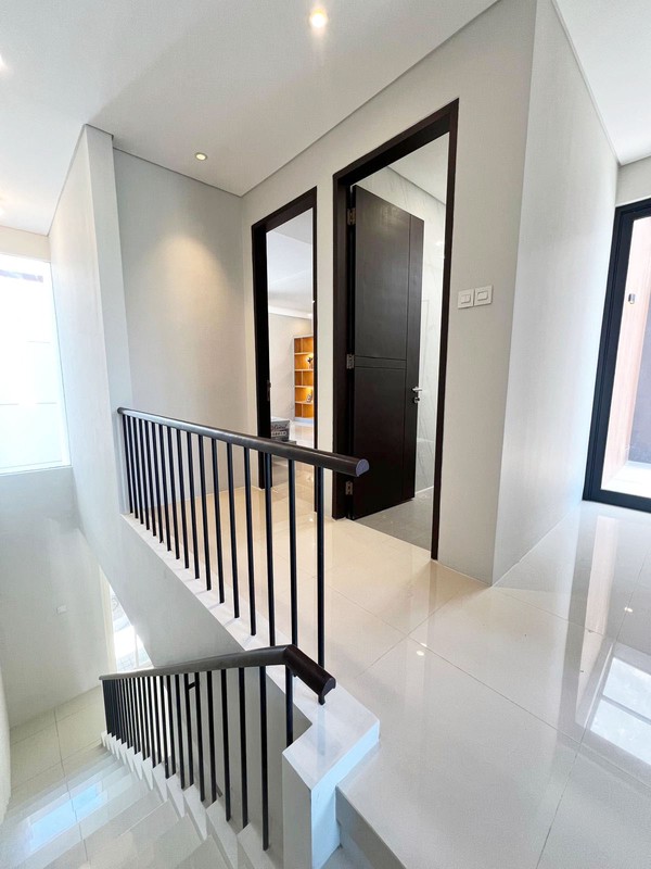Rumah BARU GRESS !!! di Dian Istana Cluster Mocca Vrbana Surabaya Barat, Minimalis, 2 Lantai, Semi Furnished, SIAP HUNI !!!