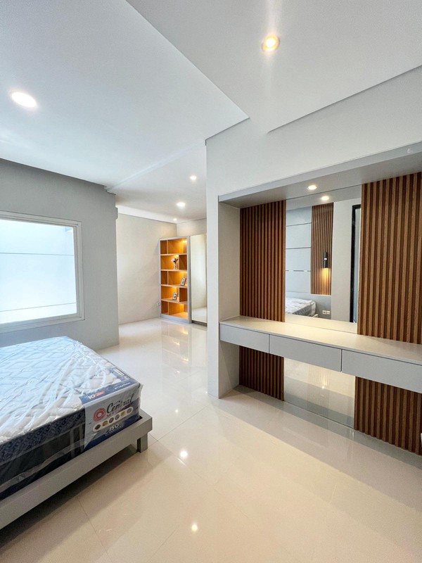 Rumah BARU GRESS !!! di Dian Istana Cluster Mocca Vrbana Surabaya Barat, Minimalis, 2 Lantai, Semi Furnished, SIAP HUNI !!!