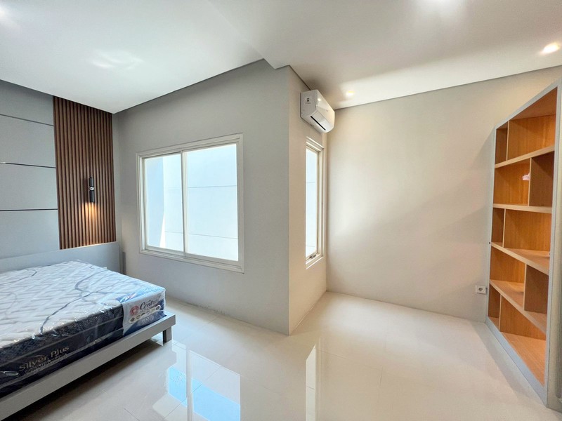 Rumah BARU GRESS !!! di Dian Istana Cluster Mocca Vrbana Surabaya Barat, Minimalis, 2 Lantai, Semi Furnished, SIAP HUNI !!!