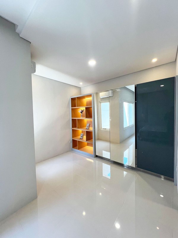 Rumah BARU GRESS !!! di Dian Istana Cluster Mocca Vrbana Surabaya Barat, Minimalis, 2 Lantai, Semi Furnished, SIAP HUNI !!!