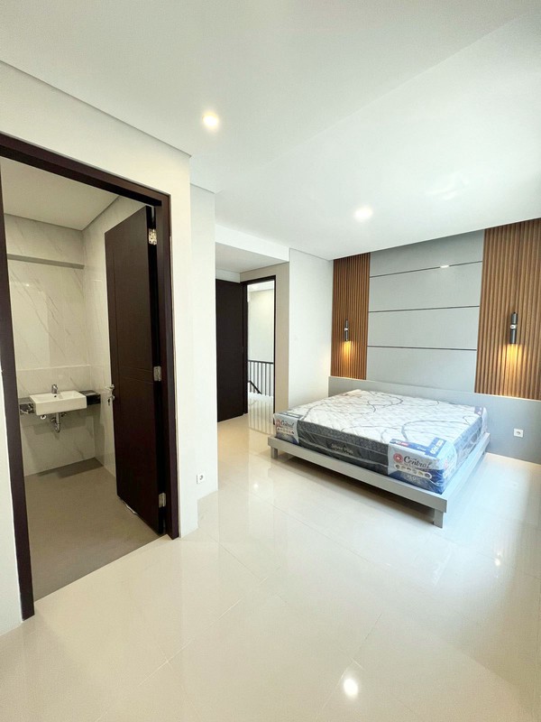 Rumah BARU GRESS !!! di Dian Istana Cluster Mocca Vrbana Surabaya Barat, Minimalis, 2 Lantai, Semi Furnished, SIAP HUNI !!!