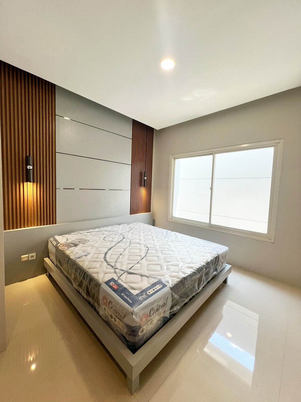Rumah BARU GRESS !!! di Dian Istana Cluster Mocca Vrbana Surabaya Barat, Minimalis, 2 Lantai, Semi Furnished, SIAP HUNI !!!