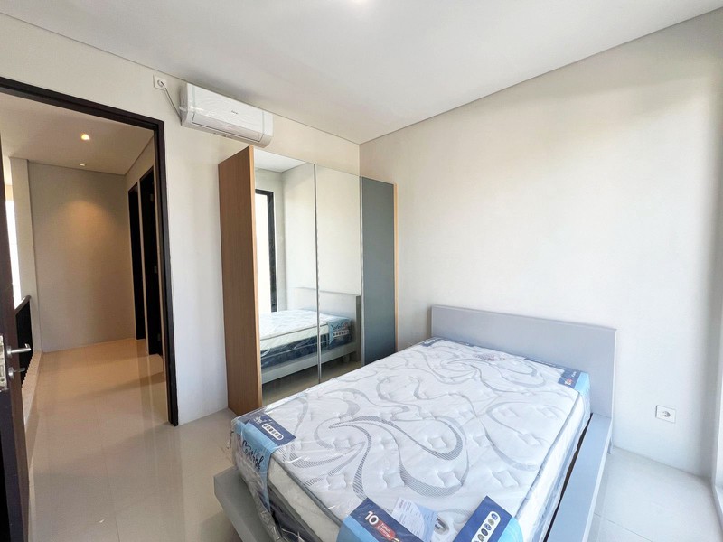 Rumah BARU GRESS !!! di Dian Istana Cluster Mocca Vrbana Surabaya Barat, Minimalis, 2 Lantai, Semi Furnished, SIAP HUNI !!!