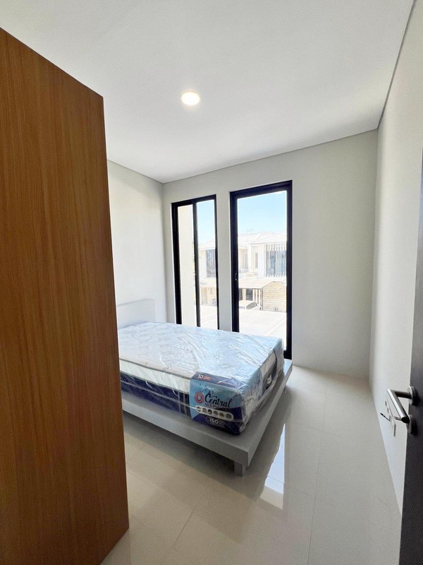 Rumah BARU GRESS !!! di Dian Istana Cluster Mocca Vrbana Surabaya Barat, Minimalis, 2 Lantai, Semi Furnished, SIAP HUNI !!!