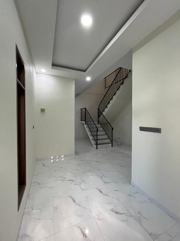 Rumah Cantik KT 3+1 KM 3 dengan Luas 107 m2 Bangunan 230 m2 Surat SHM