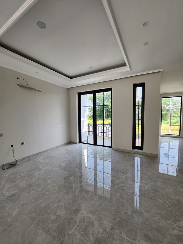 Dijual Rumah Baru Royal Residence Raya Luar Cluster Bonus Semi Furnished Dekat Citraland, Pakuwon Indah , Graha Family