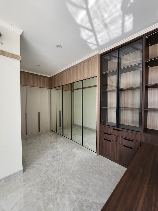 Dijual Rumah Baru Royal Residence Raya Luar Cluster Bonus Semi Furnished Dekat Citraland, Pakuwon Indah , Graha Family