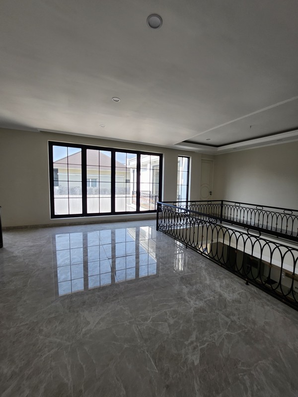 Dijual Rumah Baru Royal Residence Raya Luar Cluster Bonus Semi Furnished Dekat Citraland, Pakuwon Indah , Graha Family