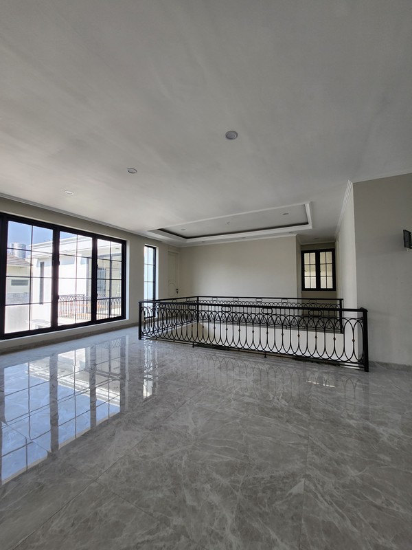 Dijual Rumah Baru Royal Residence Raya Luar Cluster Bonus Semi Furnished Dekat Citraland, Pakuwon Indah , Graha Family