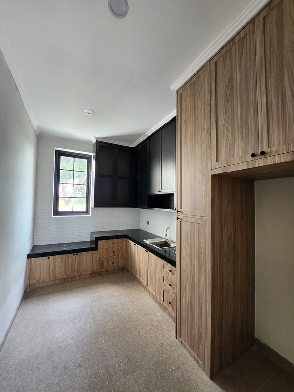 Dijual Rumah Baru Royal Residence Raya Luar Cluster Bonus Semi Furnished Dekat Citraland, Pakuwon Indah , Graha Family