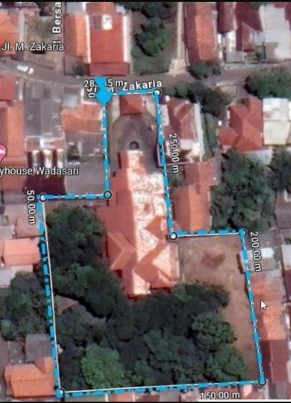 Rumah Lama dengan Halaman Sangat Luas 2 Lantai di Kelurahan Tanah Baru, Kecamatan Beji