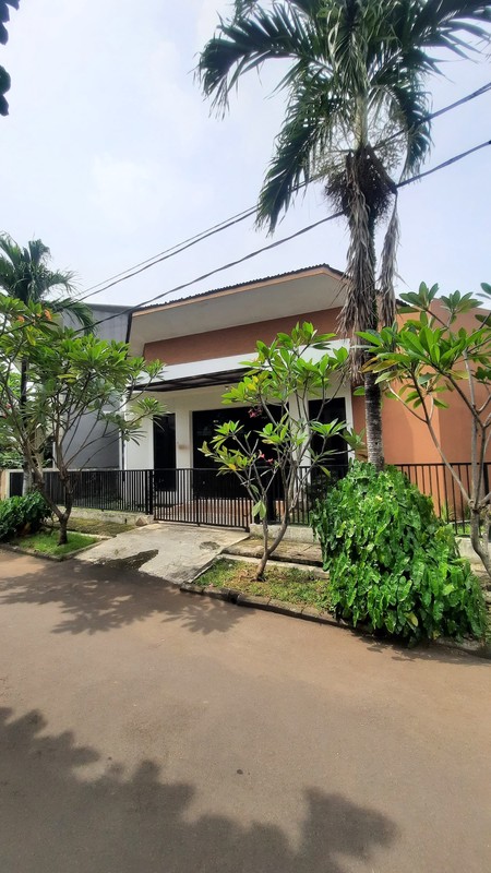 Rumah Cantik Semi Furnished Siap Huni KT 3 KM 3 Luas 232 m2 Bangunan 180 m2 dengan Hunian Nyaman dan Asri @Bintaro Sektor 9