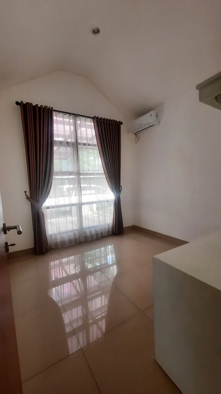 Rumah Cantik Semi Furnished Siap Huni KT 3 KM 3 Luas 232 m2 Bangunan 180 m2 dengan Hunian Nyaman dan Asri @Bintaro Sektor 9