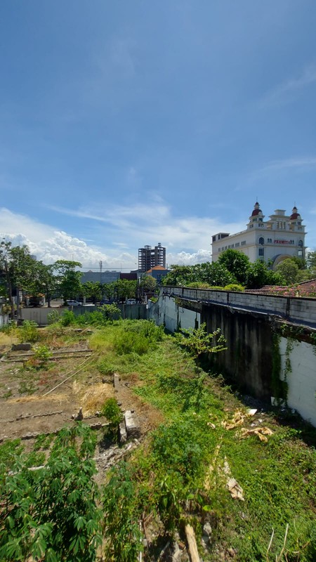 West-Facing 980 m&#xb2; Property with 10m Road Frontage - Prime Surabaya Location