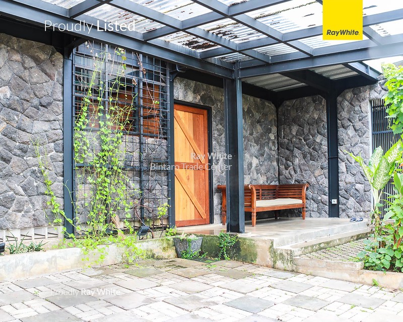 Rumah Semi Furnished Posisi HOOK Siap Huni dengan Desain Industrialis dan Hunian Nyaman @Bintaro