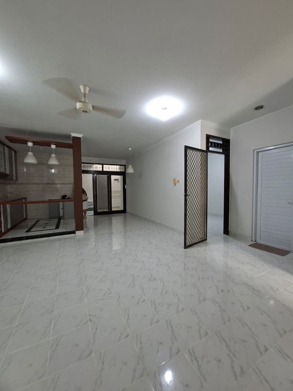 Rumah Cantik di KT 4+1 KM 2+1, LT 200 m2 LB 240 Surat SHM @Graha Raya.