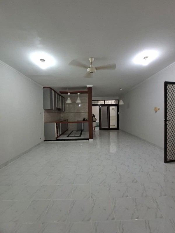 Rumah Cantik di KT 4+1 KM 2+1, LT 200 m2 LB 240 Surat SHM @Graha Raya.