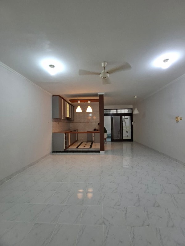 Rumah Cantik di KT 4+1 KM 2+1, LT 200 m2 LB 240 Surat SHM @Graha Raya.