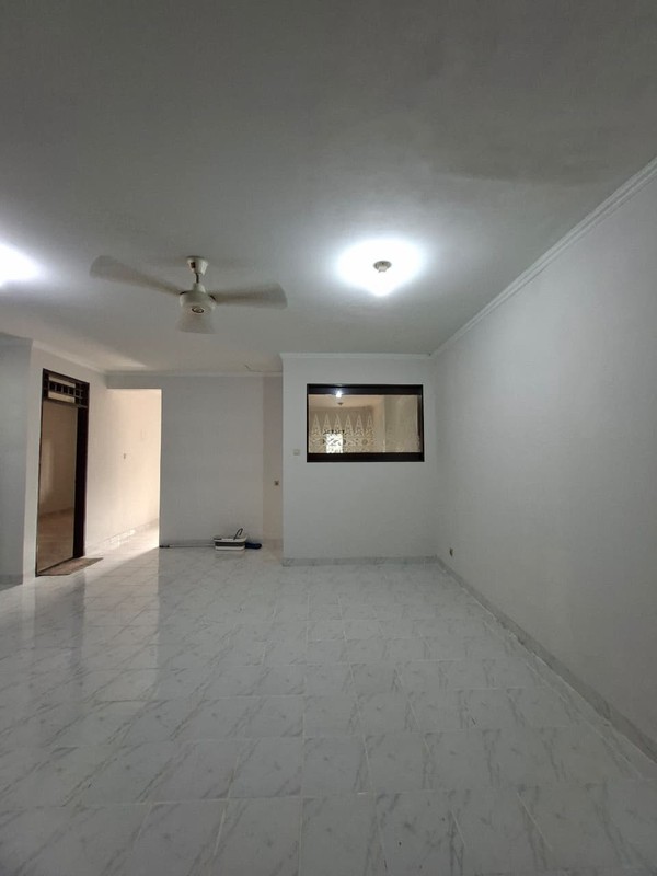 Rumah Cantik di KT 4+1 KM 2+1, LT 200 m2 LB 240 Surat SHM @Graha Raya.