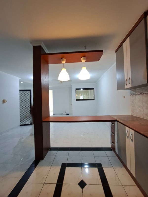 Rumah Cantik di KT 4+1 KM 2+1, LT 200 m2 LB 240 Surat SHM @Graha Raya.