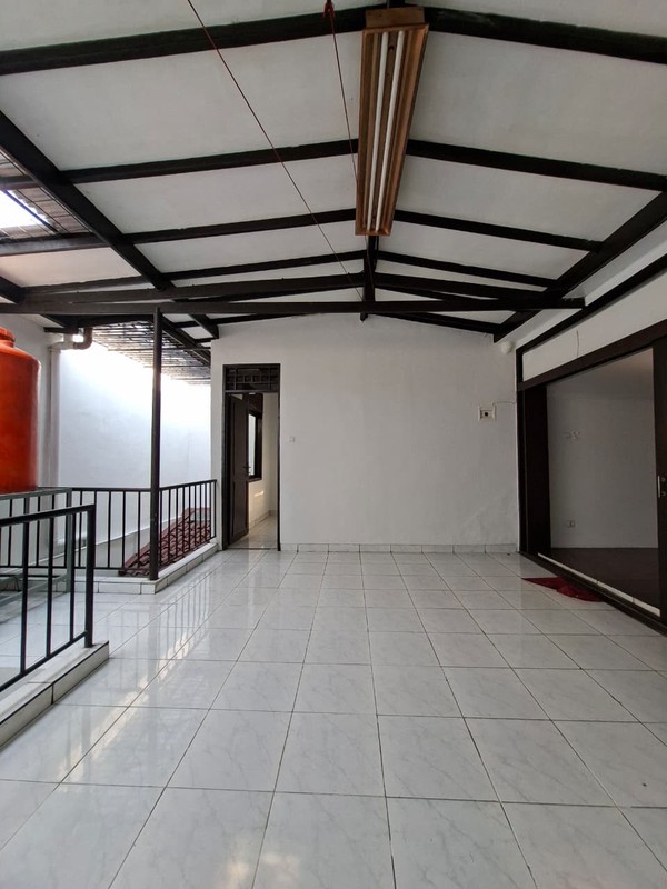 Rumah Cantik di KT 4+1 KM 2+1, LT 200 m2 LB 240 Surat SHM @Graha Raya.