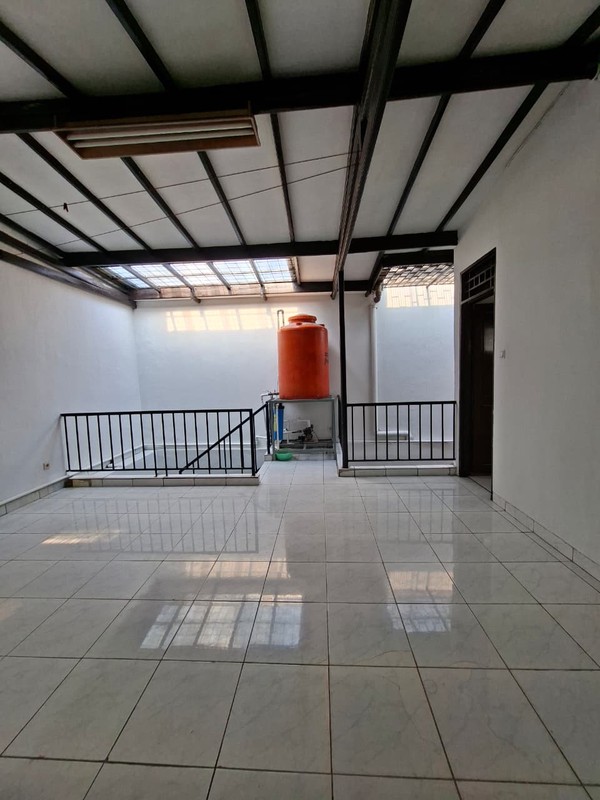 Rumah Cantik di KT 4+1 KM 2+1, LT 200 m2 LB 240 Surat SHM @Graha Raya.