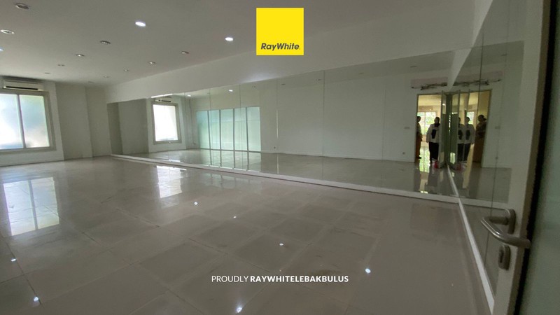 DISEWAKAN! Prime Location! Kantor/Tempat Usaha di Jl. Suryo, Kebayoran Baru, Siap Pakai. 
