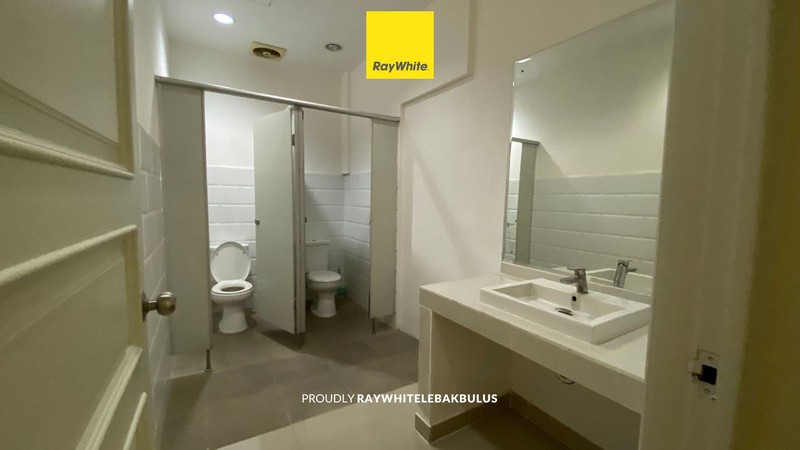 DISEWAKAN! Prime Location! Kantor/Tempat Usaha di Jl. Suryo, Kebayoran Baru, Siap Pakai. 