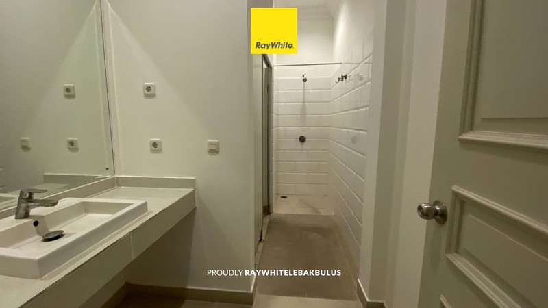 DISEWAKAN! Prime Location! Kantor/Tempat Usaha di Jl. Suryo, Kebayoran Baru, Siap Pakai. 