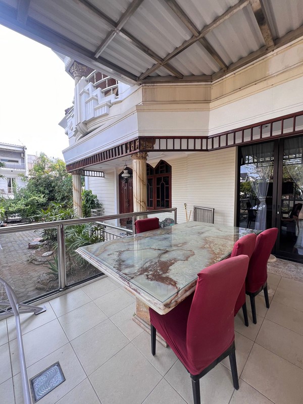 Rumah Cantik Split-Level Citraland - Posisi Hook, 3 Lantai, Menghadap Taman