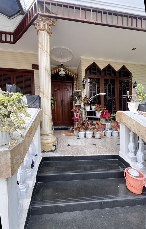 Rumah Cantik Split-Level Citraland - Posisi Hook, 3 Lantai, Menghadap Taman