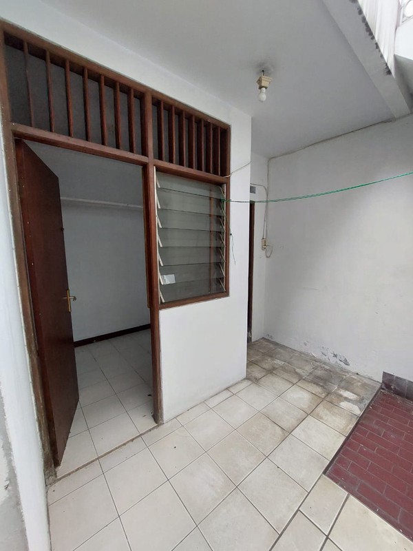 Rumah Cantik di Bintaro Jaya KT 4+1 KM 2+1, LT 200 m2 LB 240 Surat SHM