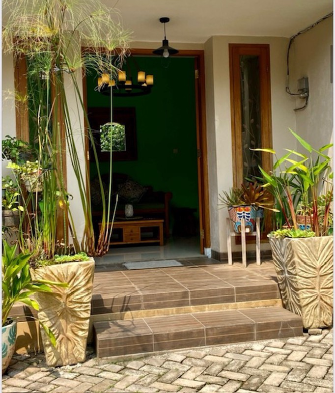 Dijual Rumah Tropical dilokasi tenang, Private dan strategis di Lebak Bulus