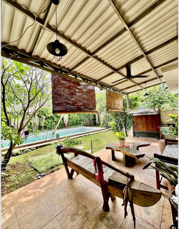 Dijual Rumah Tropical dilokasi tenang, Private dan strategis di Lebak Bulus