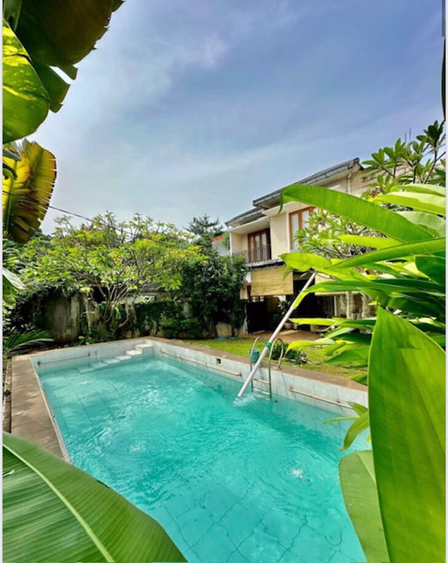 Dijual Rumah Tropical dilokasi tenang, Private dan strategis di Lebak Bulus