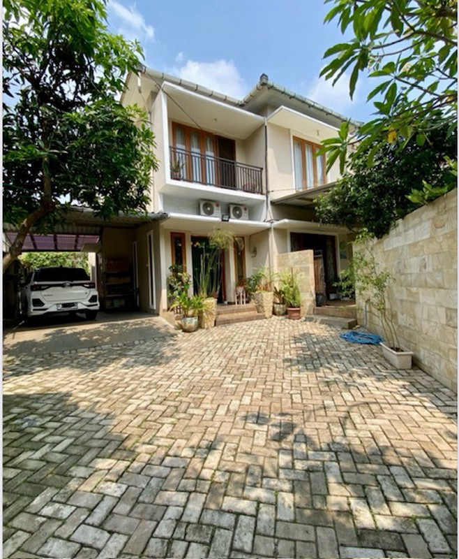 Dijual Rumah Tropical dilokasi tenang, Private dan strategis di Lebak Bulus