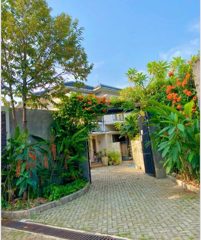 Dijual Rumah Tropical dilokasi tenang, Private dan strategis di Lebak Bulus