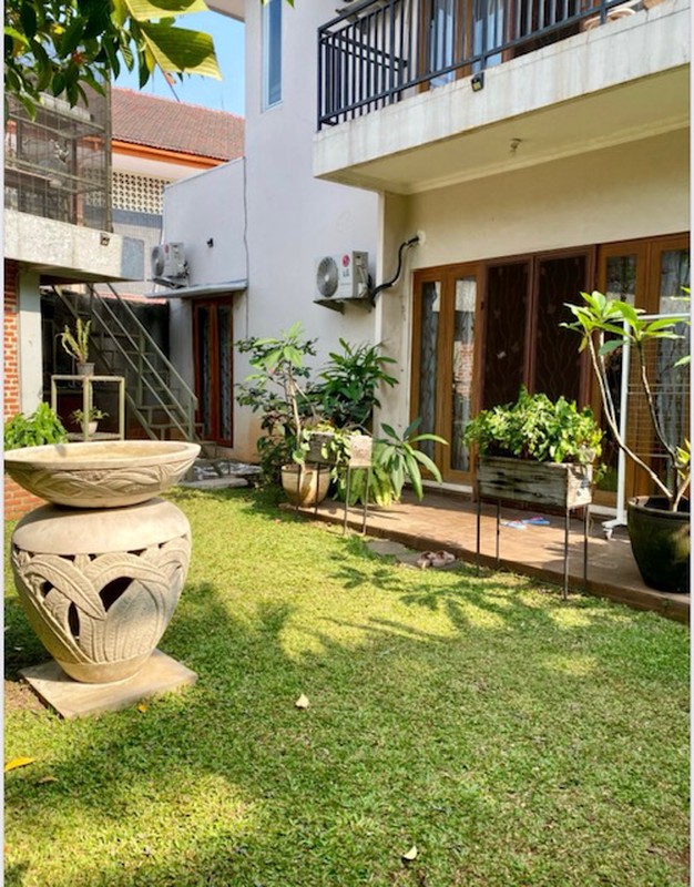 Dijual Rumah Tropical dilokasi tenang, Private dan strategis di Lebak Bulus
