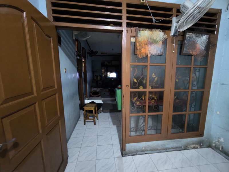 Rumah Hoek 1 Lantai Perlu Renovasi Total