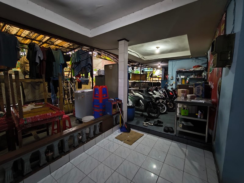 Rumah Hoek 1 Lantai Perlu Renovasi Total