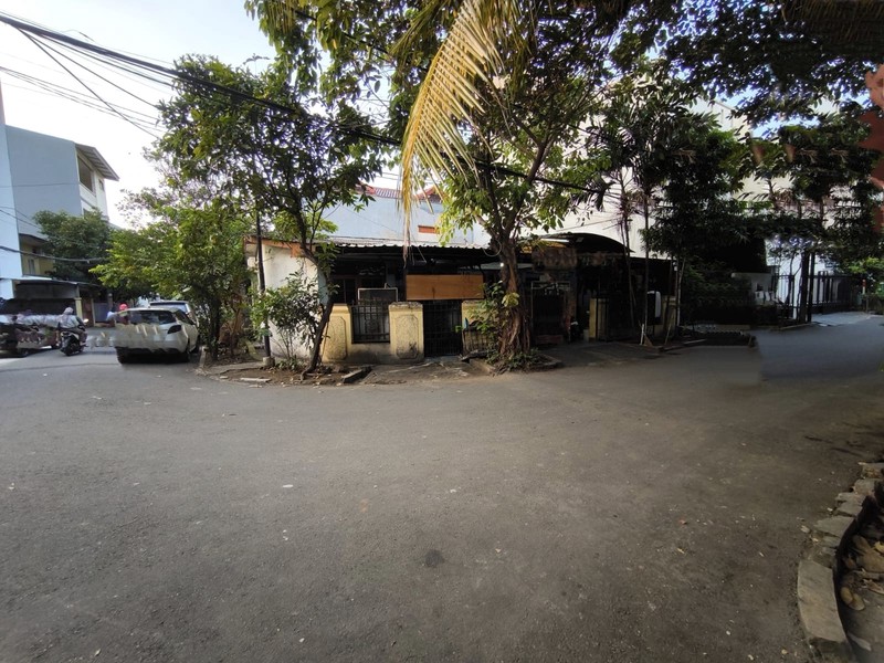 Rumah Hoek 1 Lantai Perlu Renovasi Total