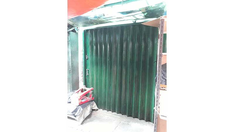 Kios di Pasar Jatinegara kondisi tersewa, posisi hoek, menghadap Gedung 
