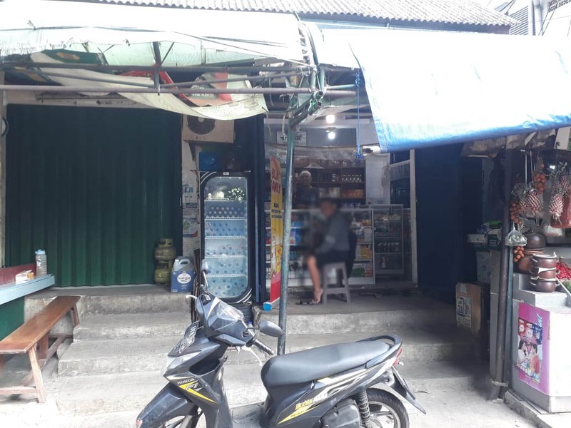 Kios di Pasar Jatinegara kondisi tersewa, posisi hoek, menghadap Gedung 