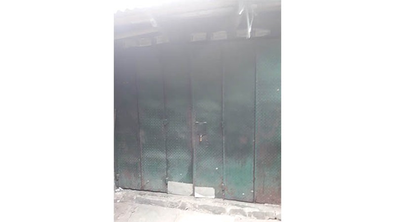Kios di Pasar Jatinegara kondisi tersewa, posisi hoek, menghadap Gedung 