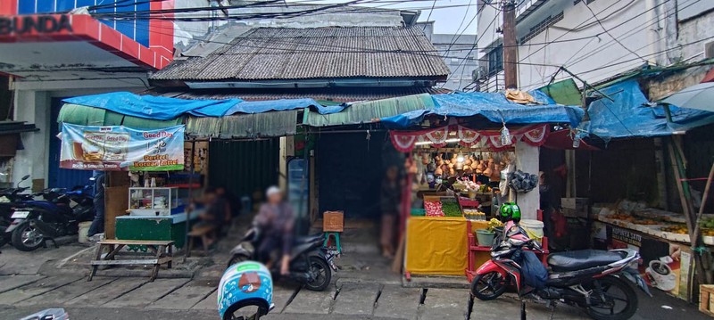 Kios di Pasar Jatinegara kondisi tersewa, posisi hoek, menghadap Gedung 