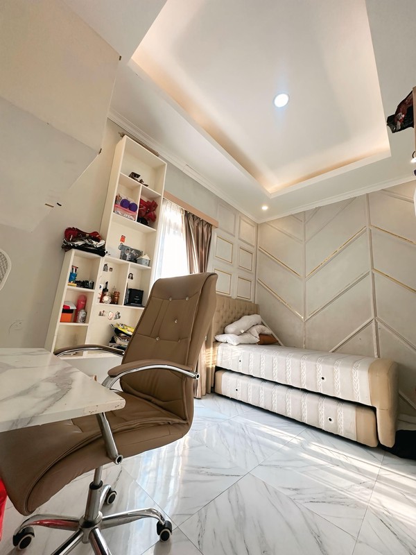 Rumah Furnished 2½ Lantai Cantik di Ciputat KM 5+1 KM 4+1 dengan LT 268 m2 & LB 578 m2 Sertifikat SHM Furnished