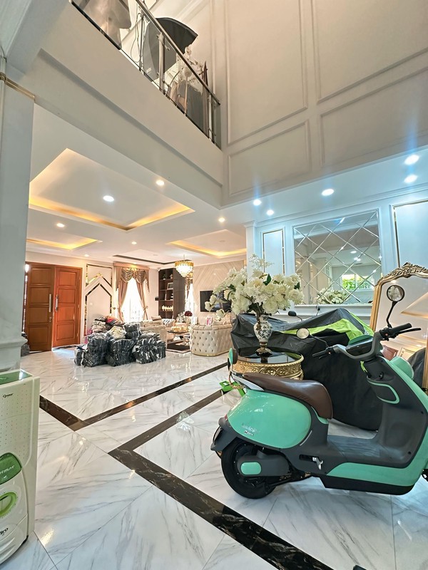 Rumah Furnished 2½ Lantai Cantik di Ciputat KM 5+1 KM 4+1 dengan LT 268 m2 & LB 578 m2 Sertifikat SHM Furnished
